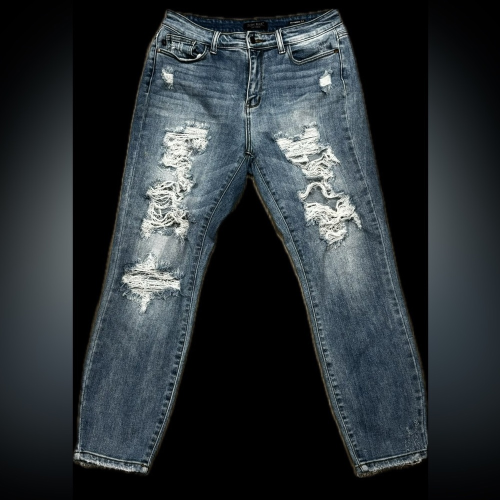 JUDY BLUE boyfriend fit distressed jeans